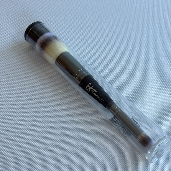 NWT IT Cosmetics Heavenly Luxe Complexion Perfection Brush #7